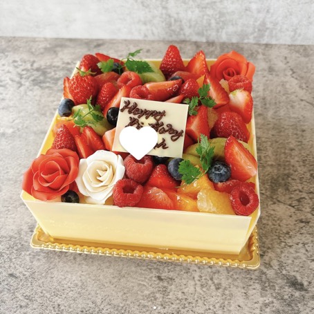 宝石箱みたいなフルーツ盛りのケーキ