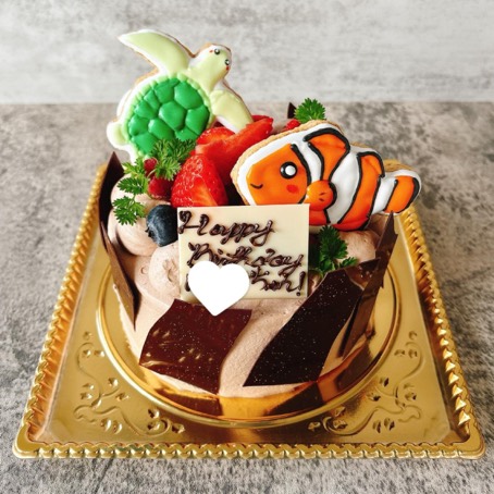 みどりのカメさんとクマノミがのったショコラケーキ