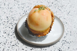 まるごとピーチシュークリーム